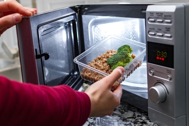 Cần lưu ý gì khi hâm nóng thực phẩm bằng hộp nhựa Microwave?